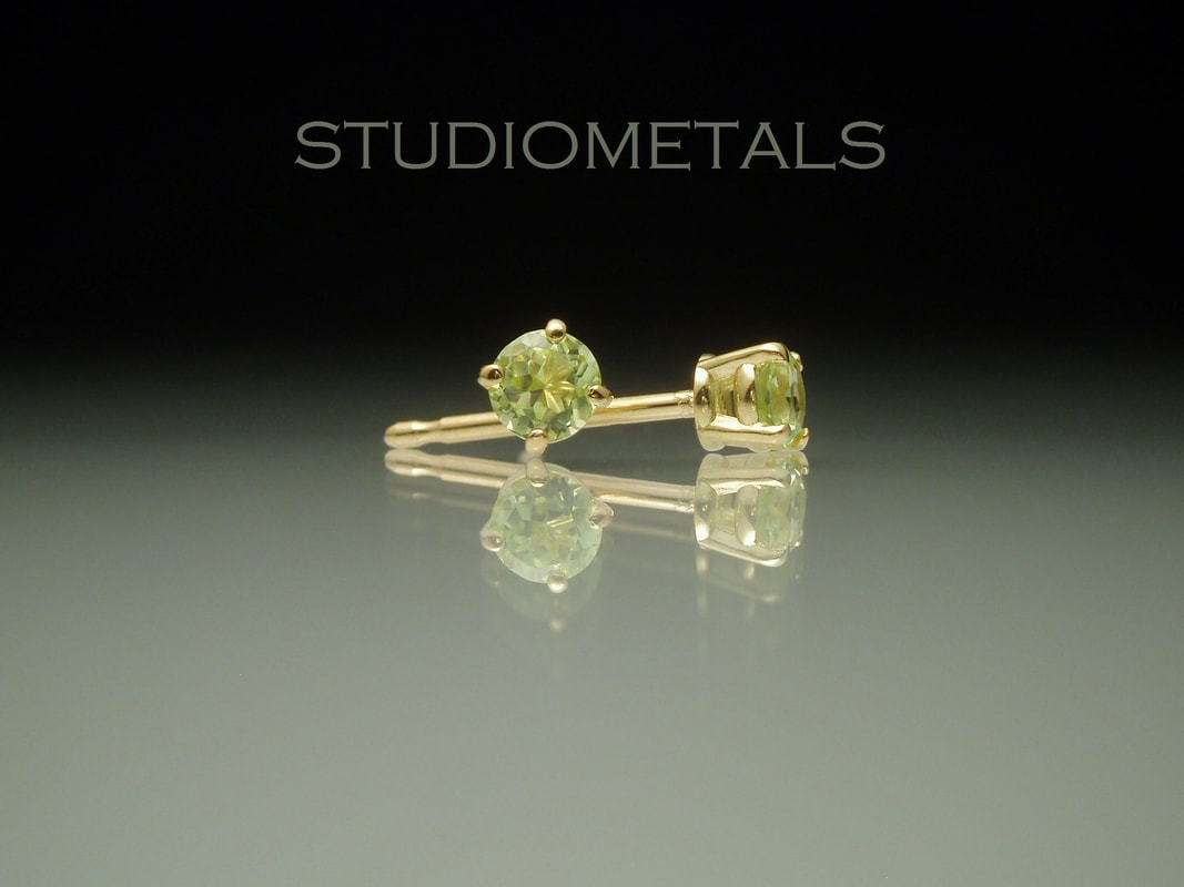 3mm peridot stud earring in solid 18k yellow gold