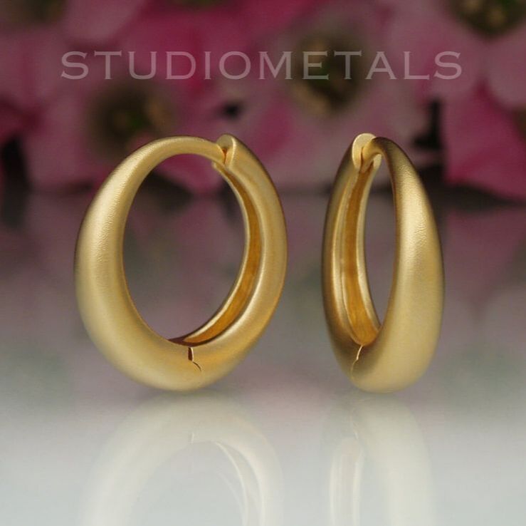 Matte 18k yellow gold, 18mm round hinged hoop earrings.