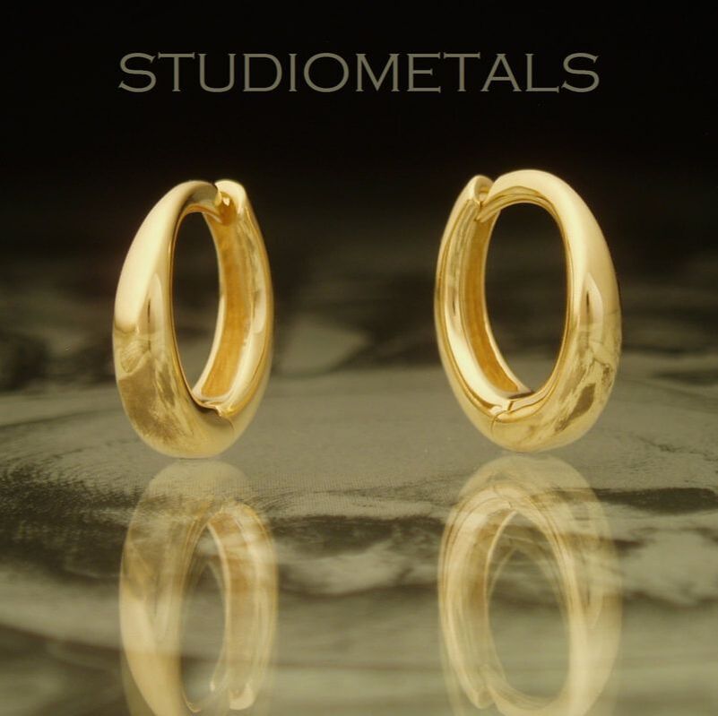 18 karat yellow gold 13mm oval hinged huggie earrings