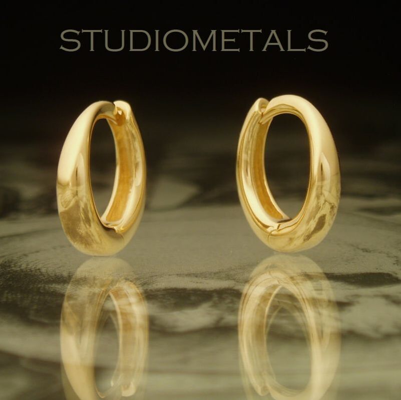 Polished 18k yellow gold 13mm oval huggie earrings with hinges.