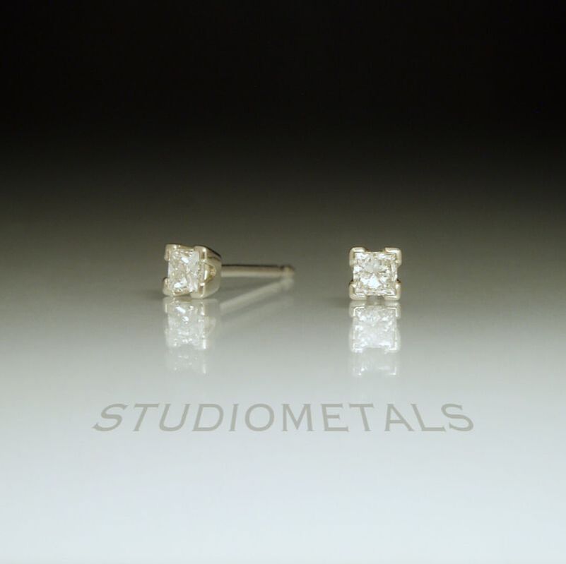 2.5mm princess cut diamond stud earrings