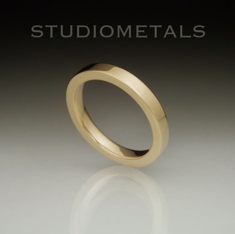 2.5mm wide flat top, 14k yellow gold plain band.