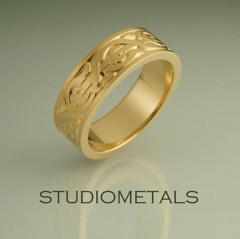 Hand engraved Nordic men's wedding ring in 18K yellow gold.